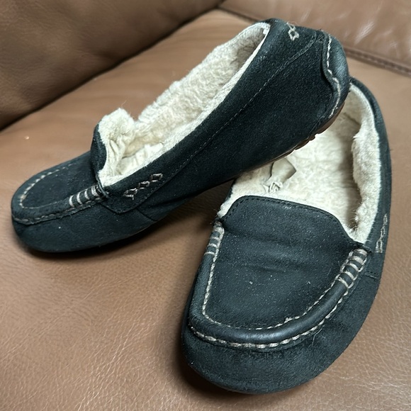 Used black UGG slippers, size 6 - Picture 2 of 8